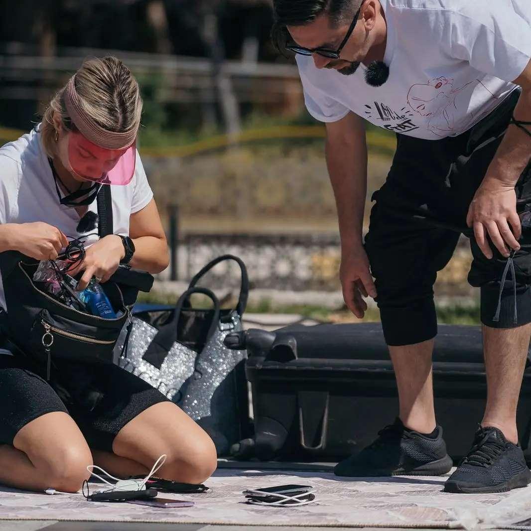 eliza si cosmin natanticu care scot niste telefoane din rucsacuri