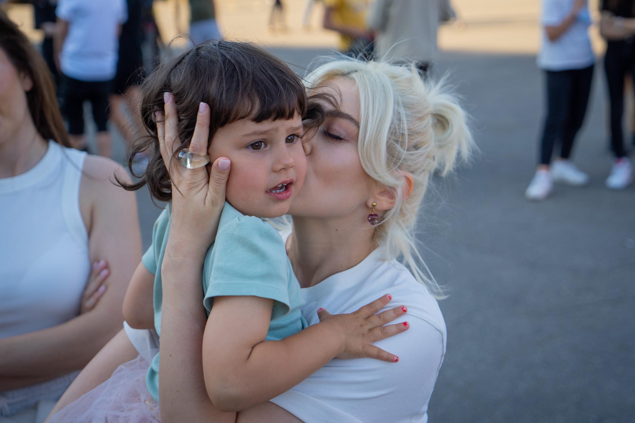 Lidia Buble își sărută nepoțica