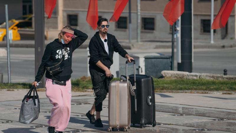 Cosmin și Eliza Natanticu cu bagajele în mână