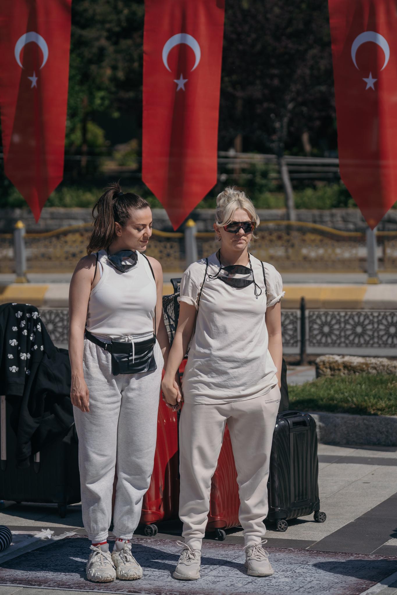Lidia Buble și Estera în haine albe la Asia Express