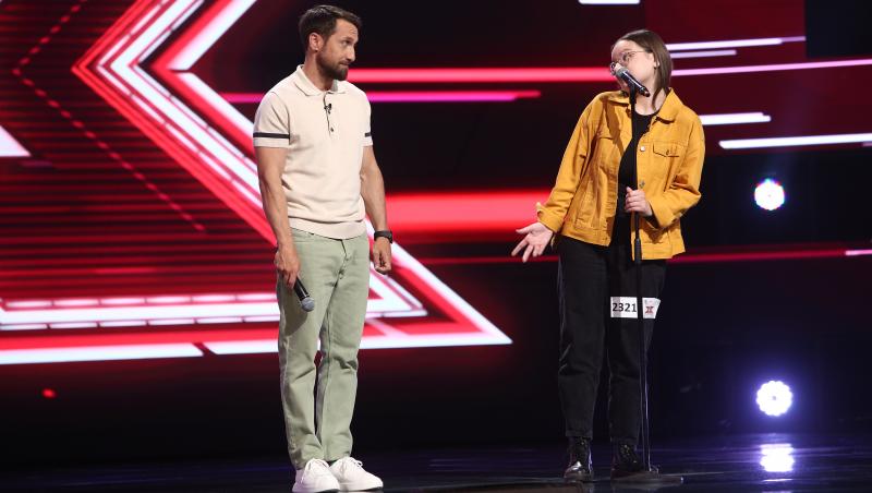 Giorgiana Nuțu, in jacheta galbenă, pe scena X Factor, alaturi de dani otil
