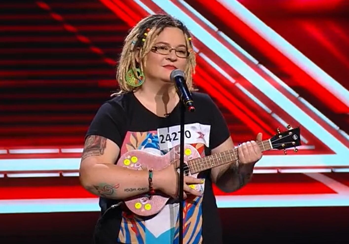 nora deneș cantand la ukulele la x factor