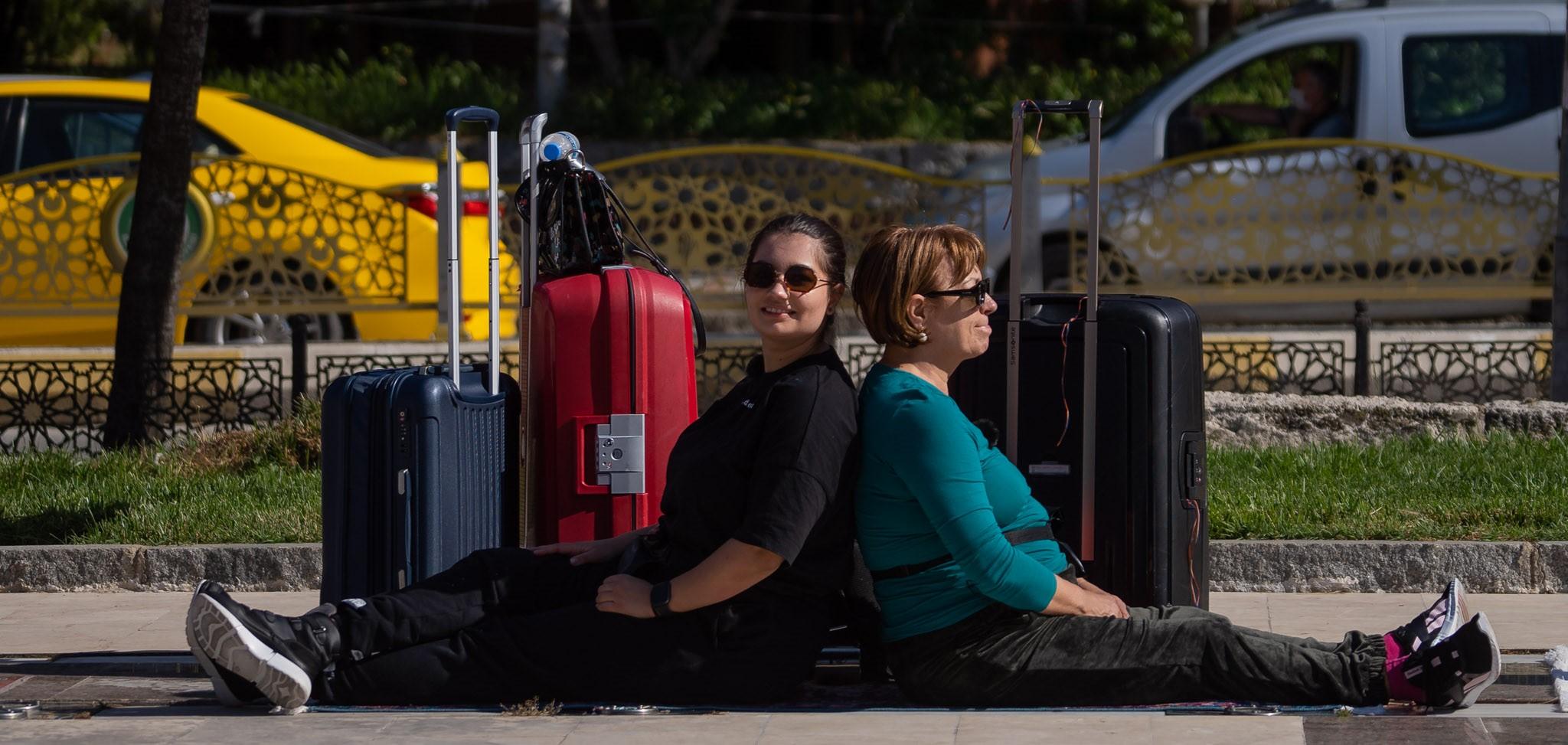 Adriana Trandafir și Maria Speranța la Asia Express, stau pe jos cu bagajele lângă ele