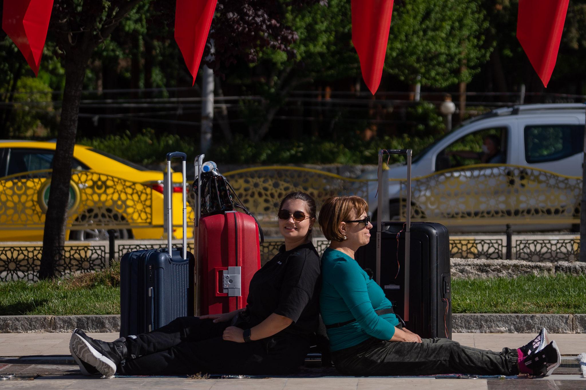 Adriana Trandafir și Maria Speranța la Asia Express, stau pe jos