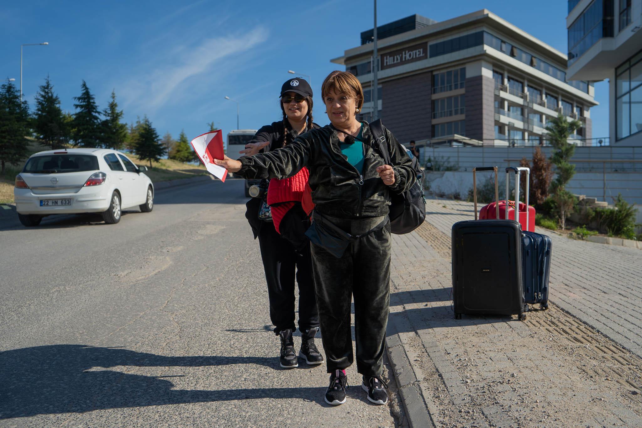 Adriana Trandafir și Maria Speranța fac autostopul