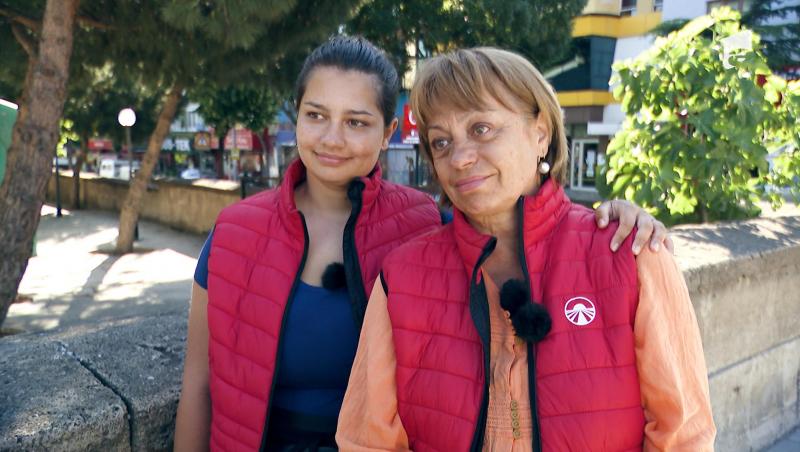 Adriana Trandafir și Maria Speranța în veste de culoare roșie