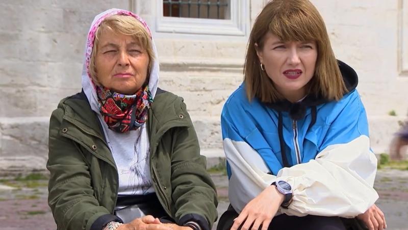 Alexandra Ungureanu și mama ei vorbesc