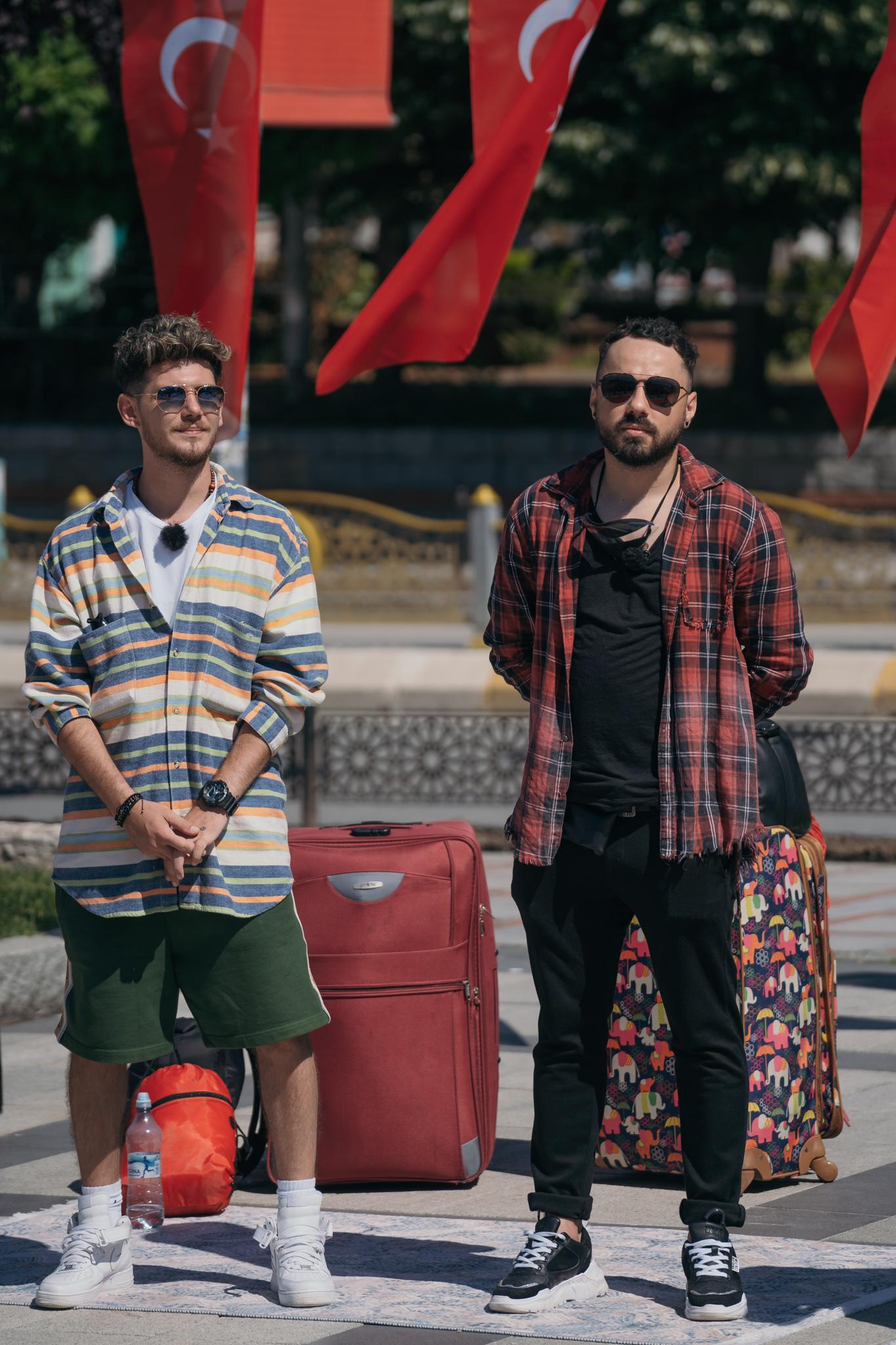 Cuza și Emi cu bagajele în spatele lor