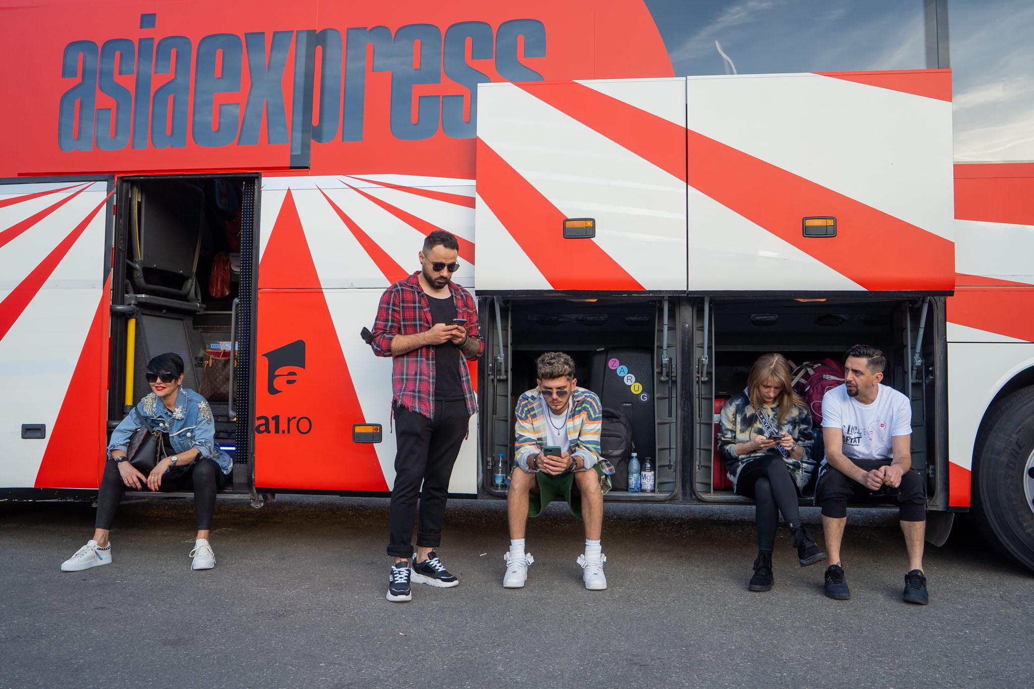 Cuza și Emi cu telefoanele în mână