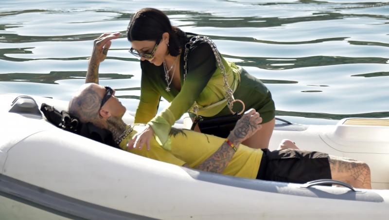 Kourtney Kardashian și Travis Barker, în tandrețuri pe iacht. Cum au fost fotografiați în Liguria, Italia