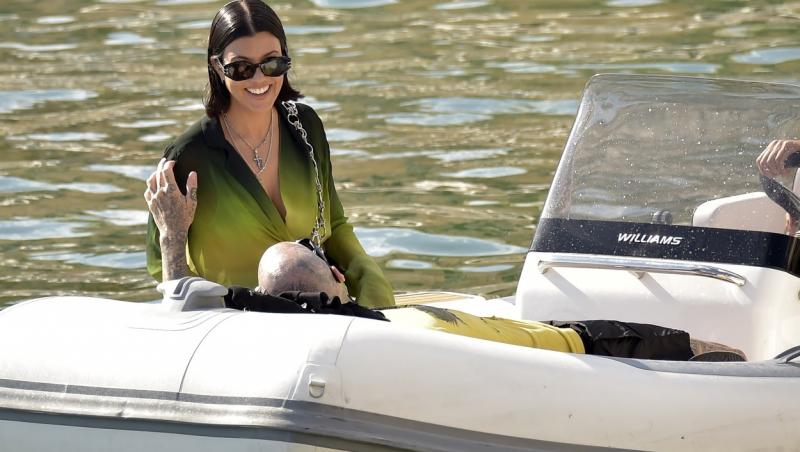 Kourtney Kardashian și Travis Barker, în tandrețuri pe iacht. Cum au fost fotografiați în Liguria, Italia