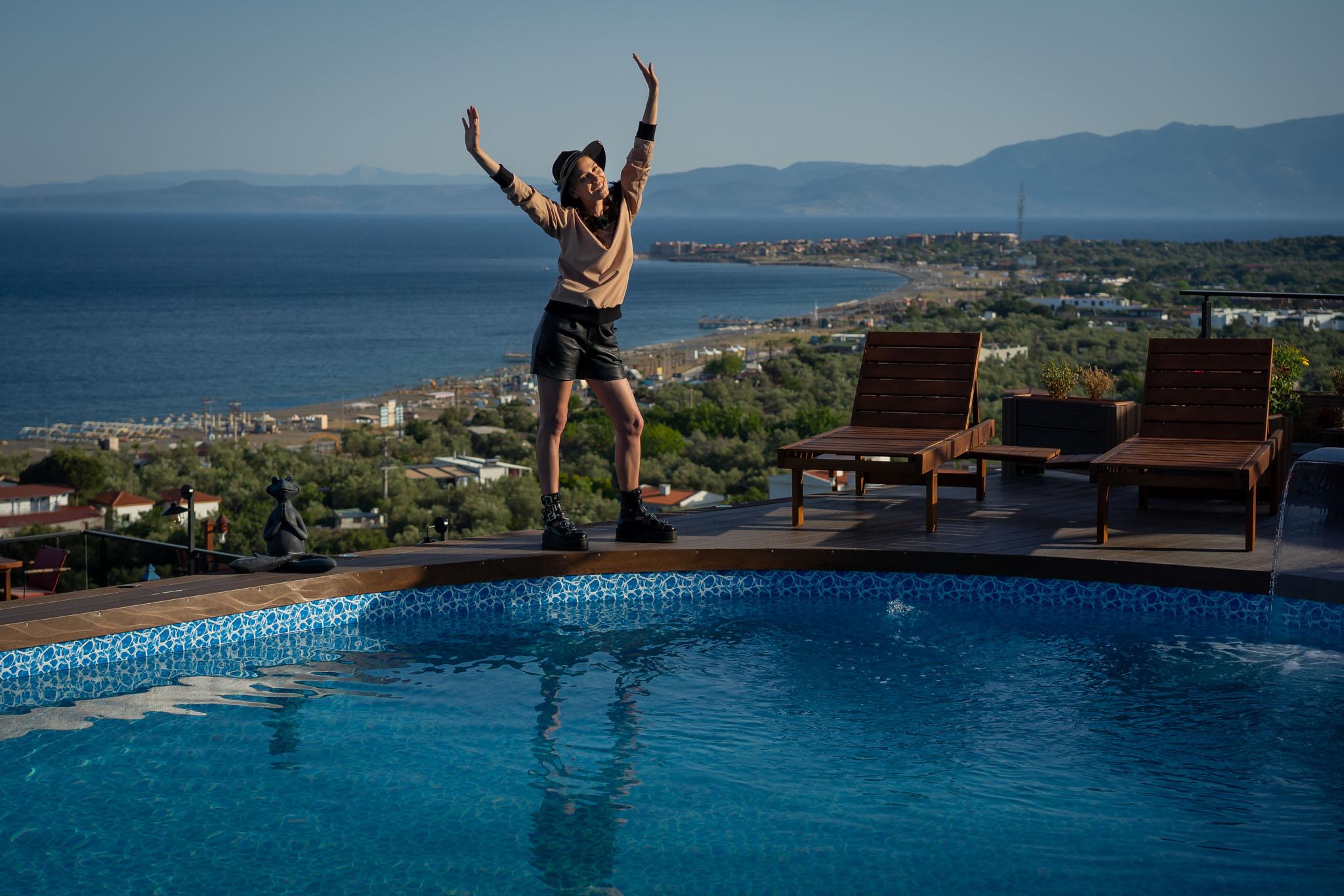 Irina Fodor lângă o piscină