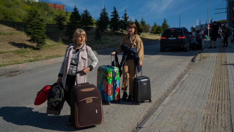 Cuza și Emi au trecut printr-un moment de-a dreptul emoționant după ce s-au întâlnit cu Alexandra Ungureanu și mama ei în drum spre Assos. Replica Ancăi Ungureanu i-a făcut să plângă pe cei doi concurenți.