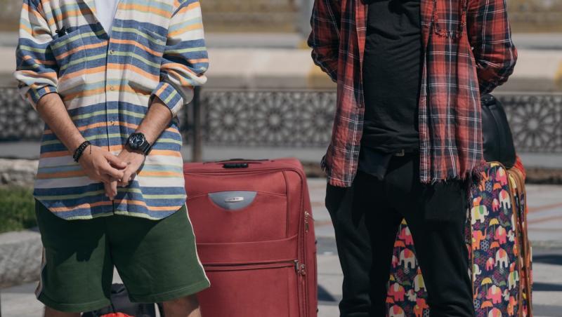 Cuza și Emi cu bagajele în spatele lor