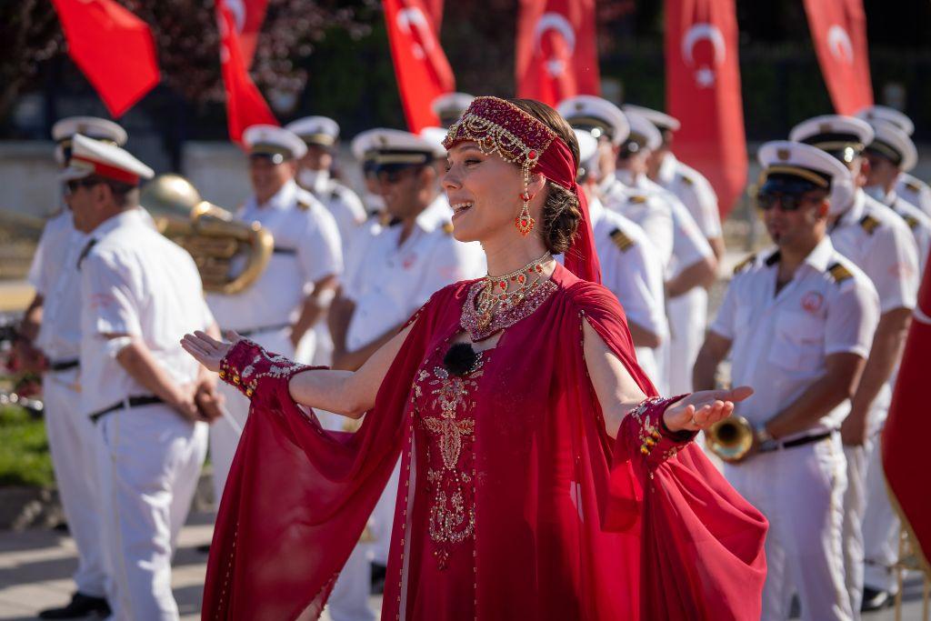 irina fodor in rochie rosie, in sezonul 4 asia express