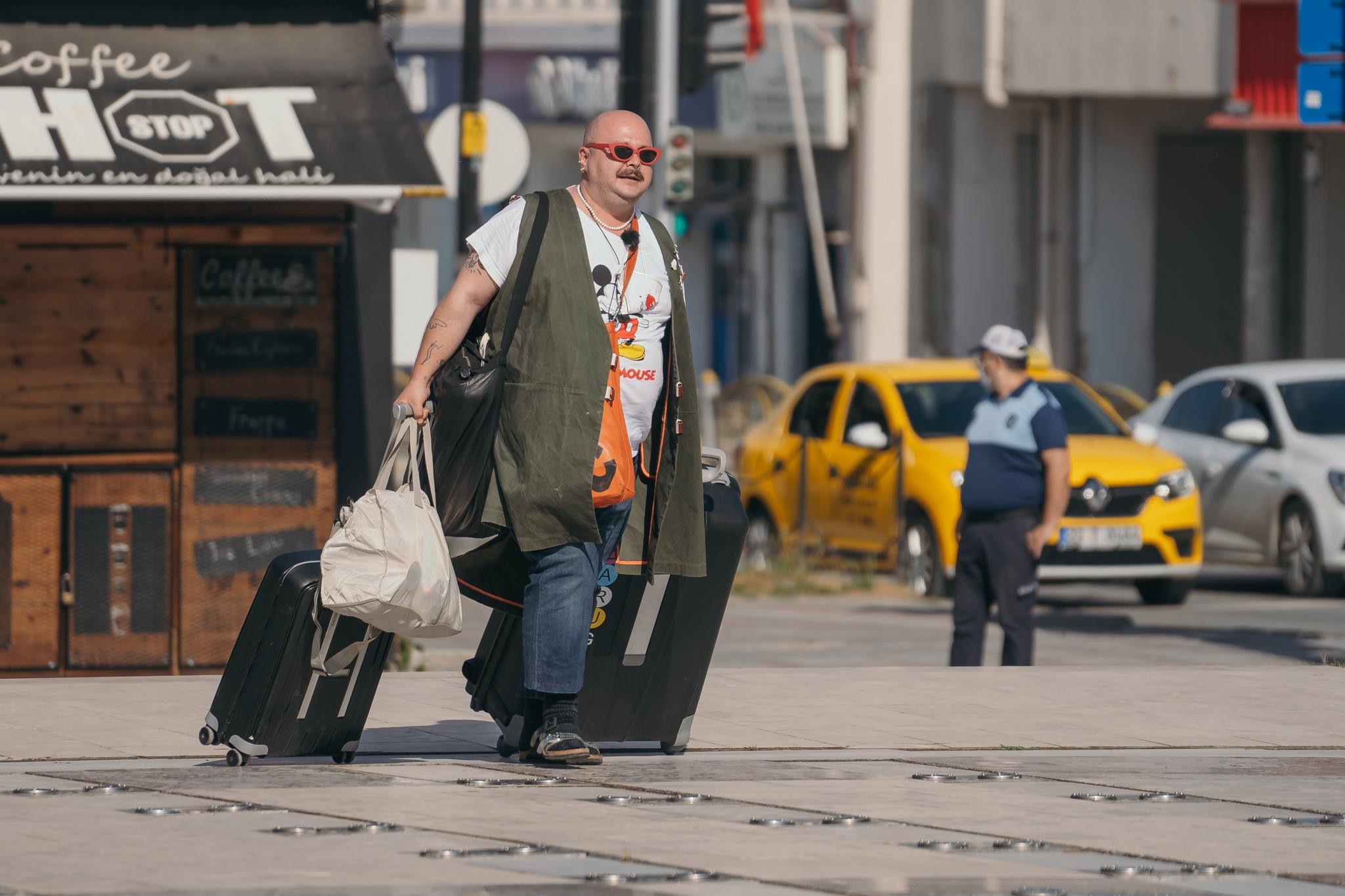 Zarug cu bagajele în mâini