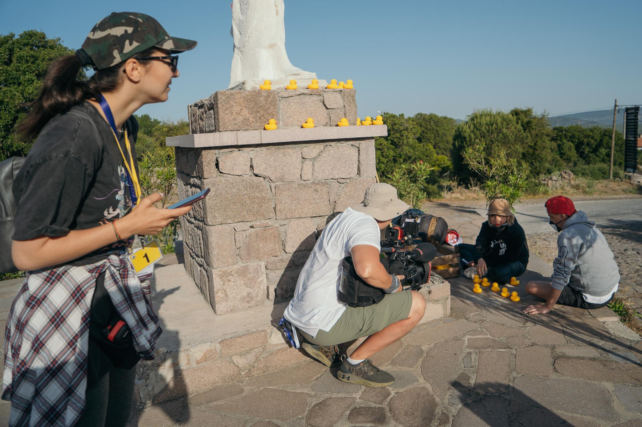 Cosmin Natanticu și Eliza stau pe jos