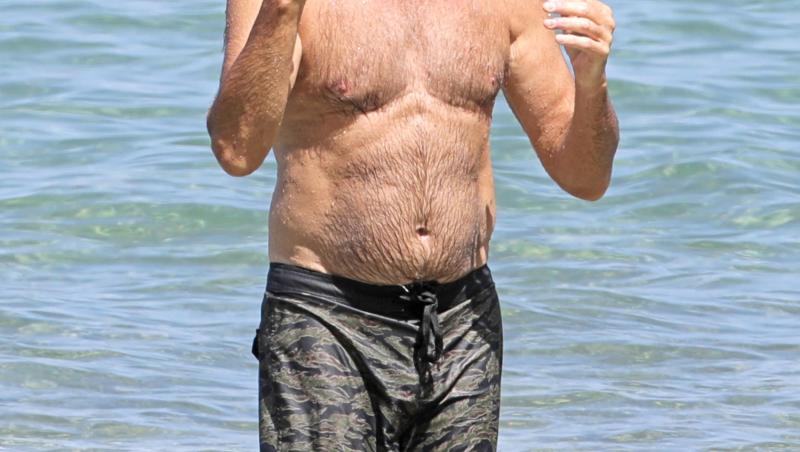 Pierce Brosnan a fost surprins la plajă în costum de baie, al 68 de ani