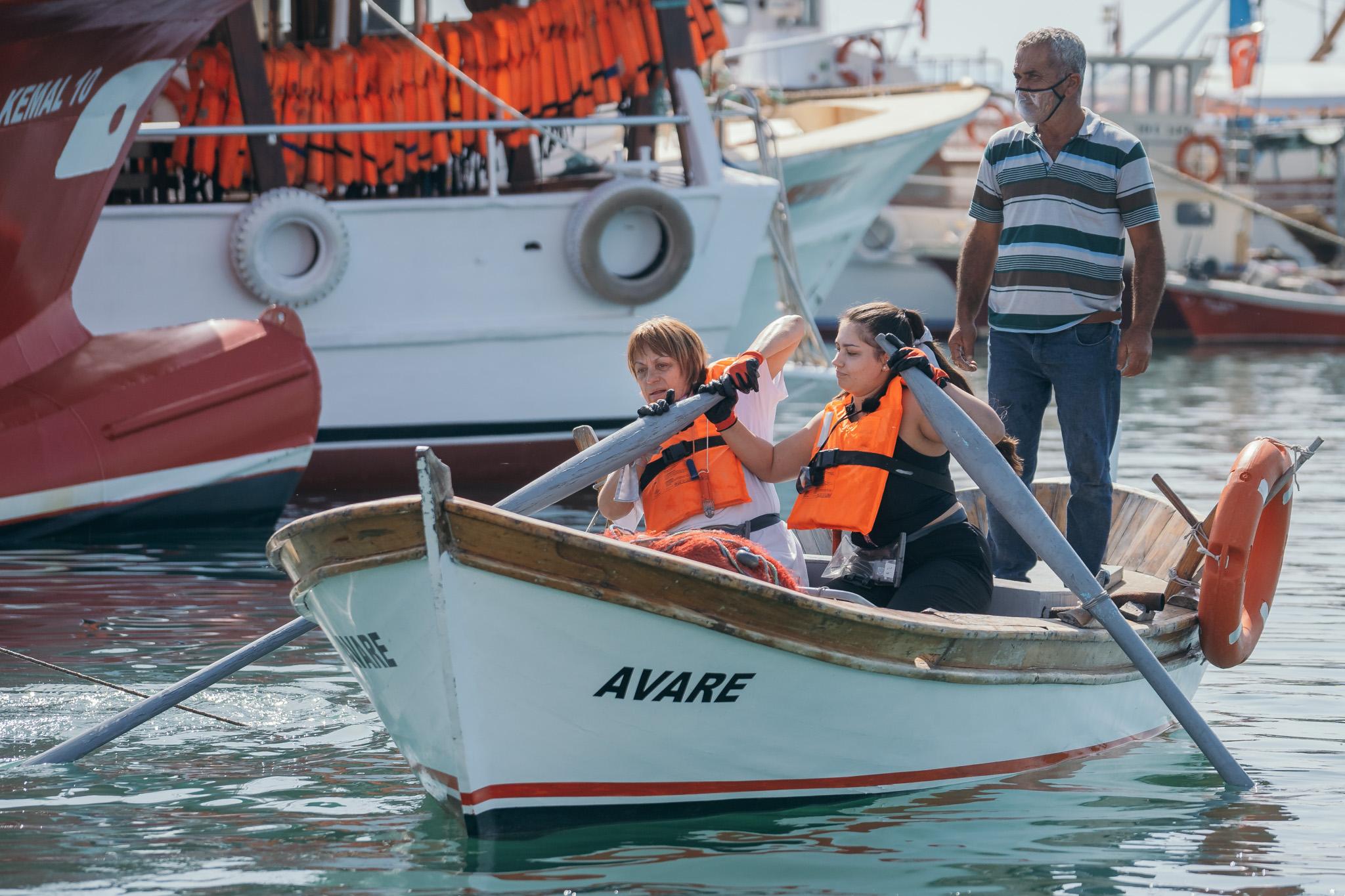 Adriana Trandafir și Maria Speranța în barcă dau la vâsle