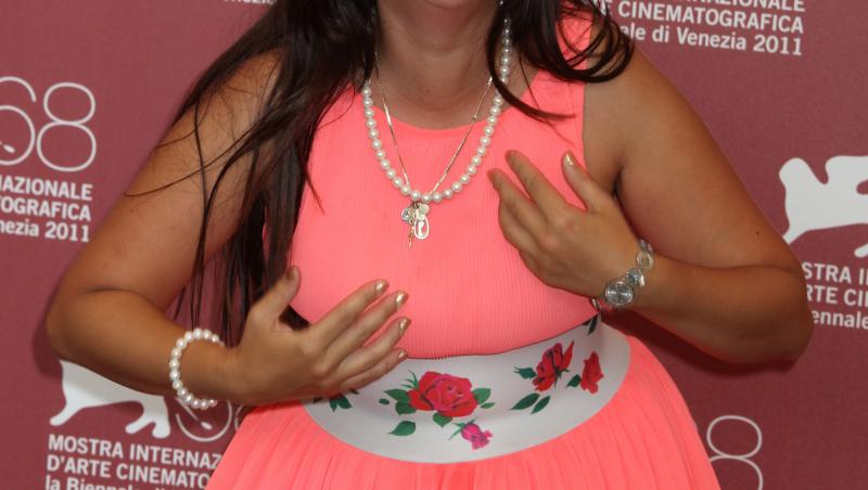 Rona Hartner, îmbrăcată elegant într-o rochie roz