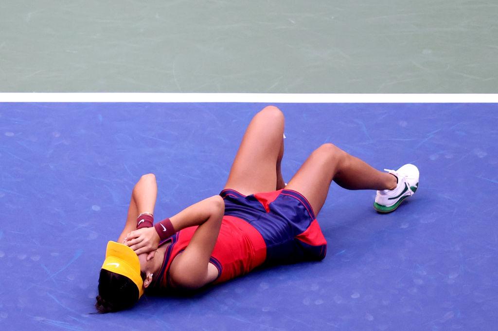 Emma Raducanu, dupa ce a castigat US Open 2021, intinsa pe teren