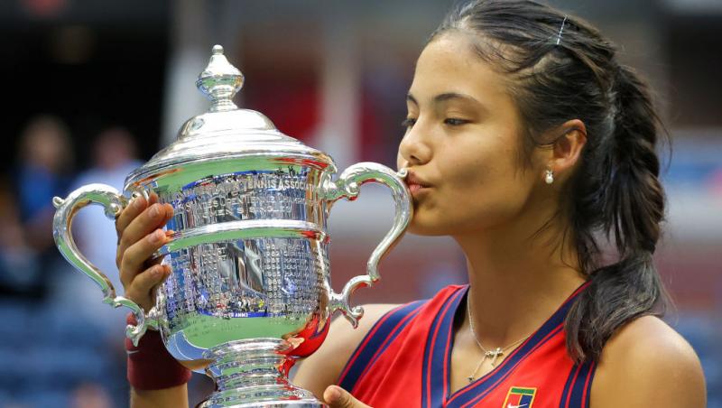Emma Raducanu sarutand trofeul US Open 2021