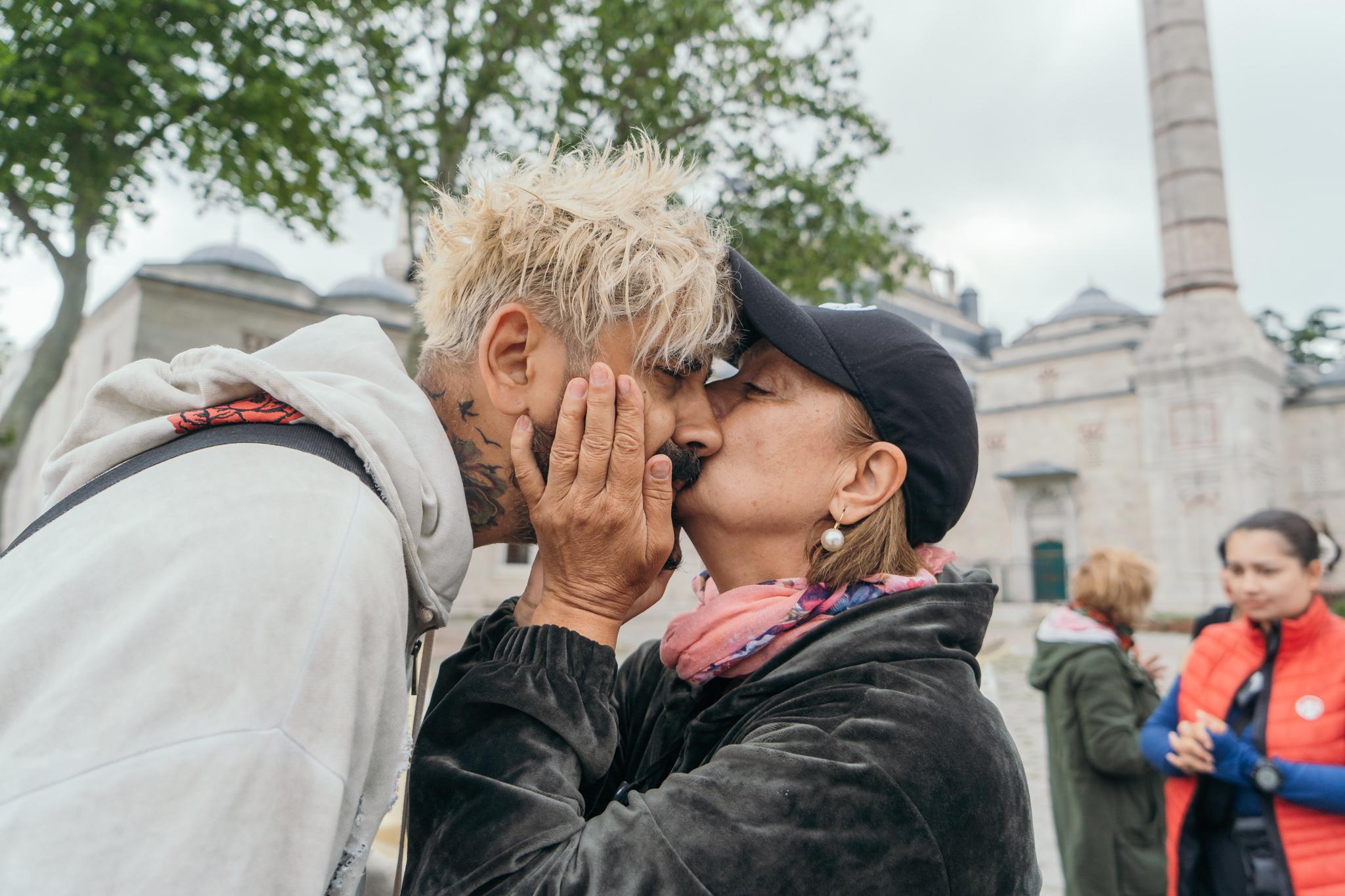 Connect-R sărutat pe obraz de Anca Ungureanu