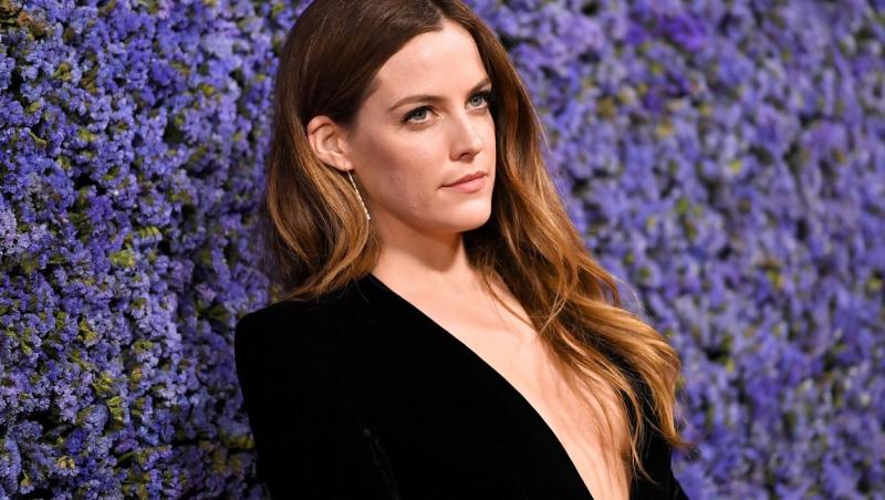 Riley Keough, frumoasa nepoată a lui Elvis Presley, fiica Lisei Marie Presley, face furori  cu fizicul ei de invidiat pe rețelele sociale după ce a postat o fotografie într-o rochie provocatoare. Frumoasa blondină s-a fotografiat în intimitatea casei sale.