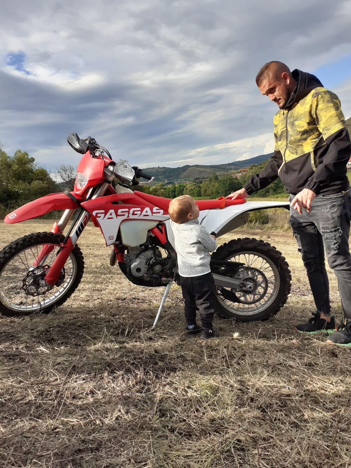 un-om-copil-lângă-motocicletă