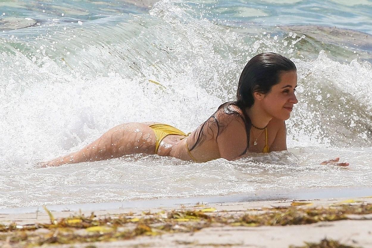 Camila Cabello, in costum de baie galben, în apă