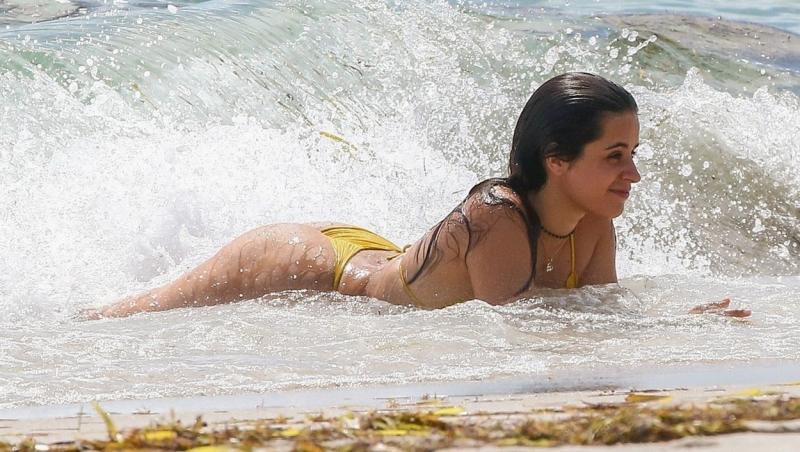 Camila Cabello nu se ferește să meargă la plajă, deși a recunoscut că nu arată ca în reviste