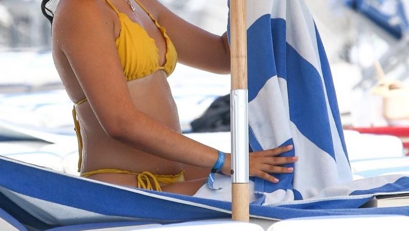 Camila Cabello nu are un fizic de invidiat, dar acest lucru nu o împiedică să meargă la mare și să facă plajă, în văzul tuturor