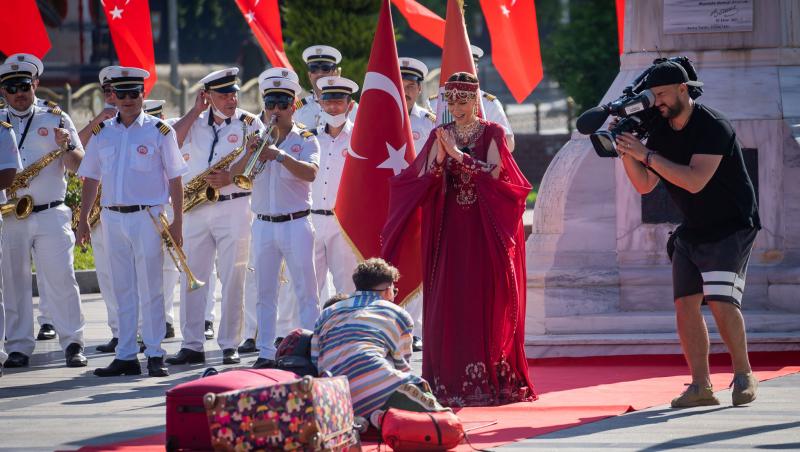 Asia Express, 22 septembrie 2021. Cum arată concurenții în costume tradiționale otomane. Cuza și Emi au atras toată atenția