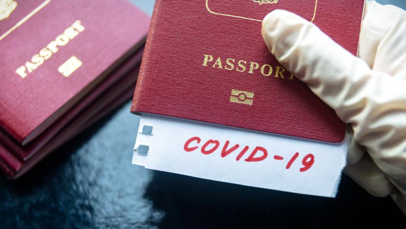 pasaport tinut cu manusa cu test de covid 19