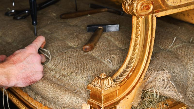 Omul a găsit o scrisoare cu un mesaj complet neașteptat, chiar în timp ce repara o canapea veche