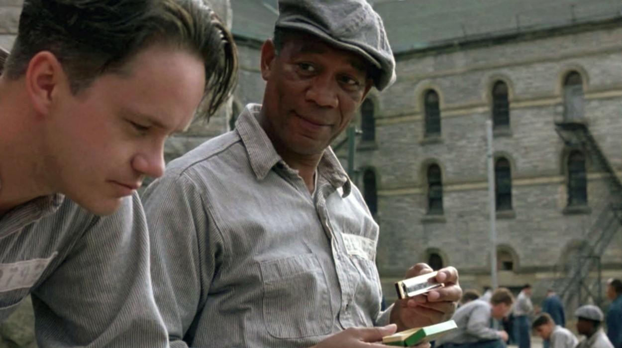 Tim Robbins și Morgan Freeman, în filmul Închisoarea îngerilor
