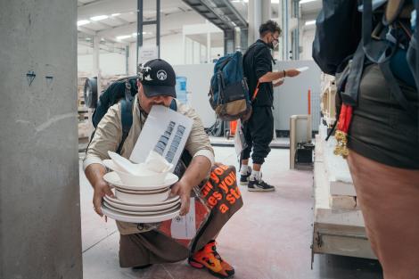 Asia Express, 27 septembrie. Concurenții au avut de găsit farfurii într-o fabrică de ceramică imensă. Cum s-au descurcat