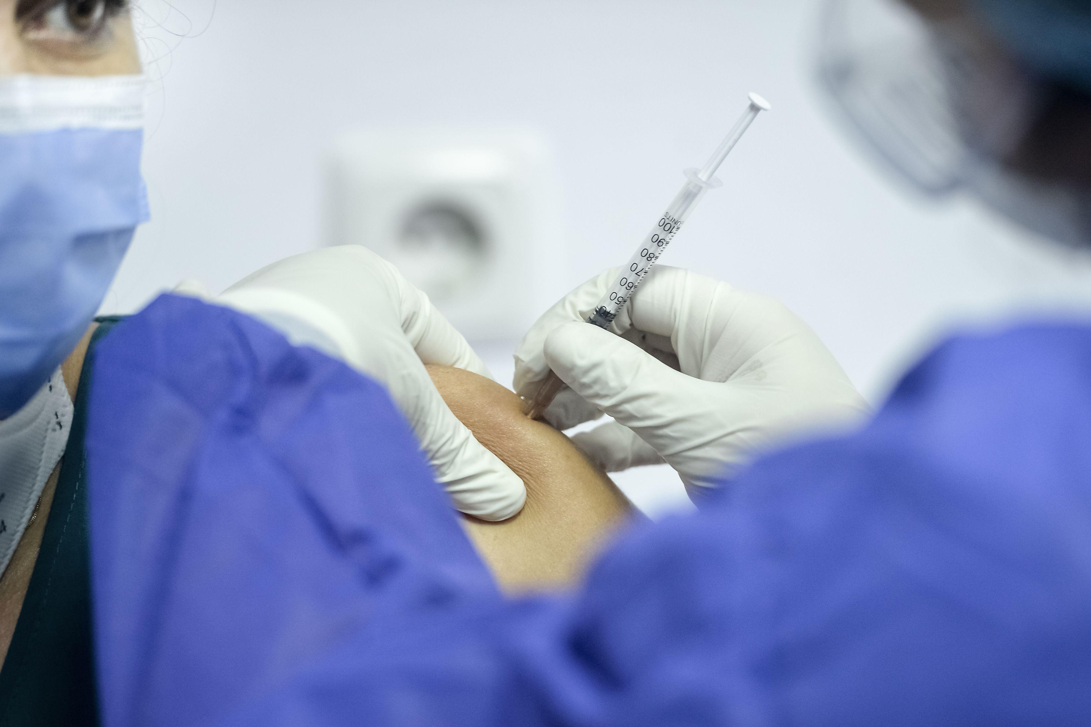 A &icirc;nceput vaccinarea anti Covid-19 cu a treia doză. Ce documente trebuie să prezentăm dacă dorim să ne imunizăm
