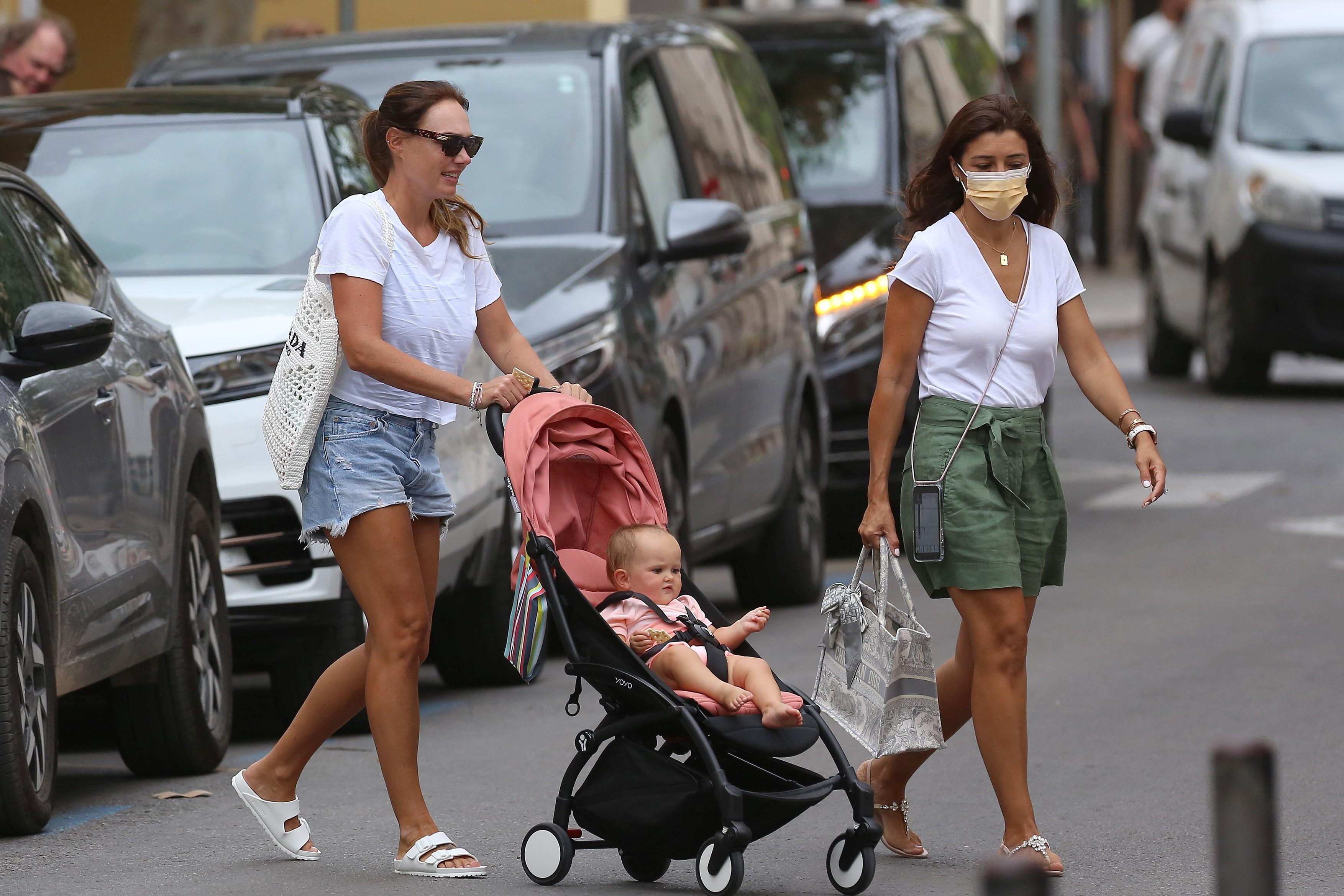 fabiana flosi și tamara ecclestone în ibiza, pe stradă. tamara împinge un cărucior