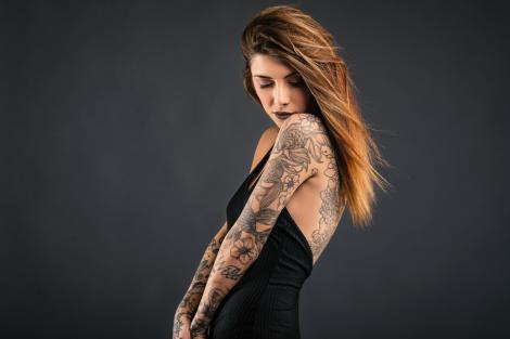 Sarah Sinclair e dependentă de tatuaje, cu desene pe tot corpul și pe față. Pe unul îl regretă, însă. "M-am tatuat pentru el"