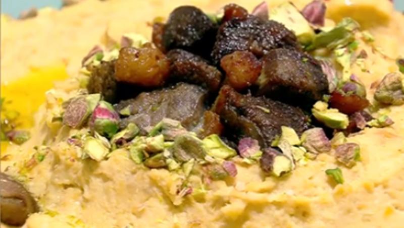 Hummus de năut cu castane și jumări din piept de rață, decorat cu fistic și ulei de măsline