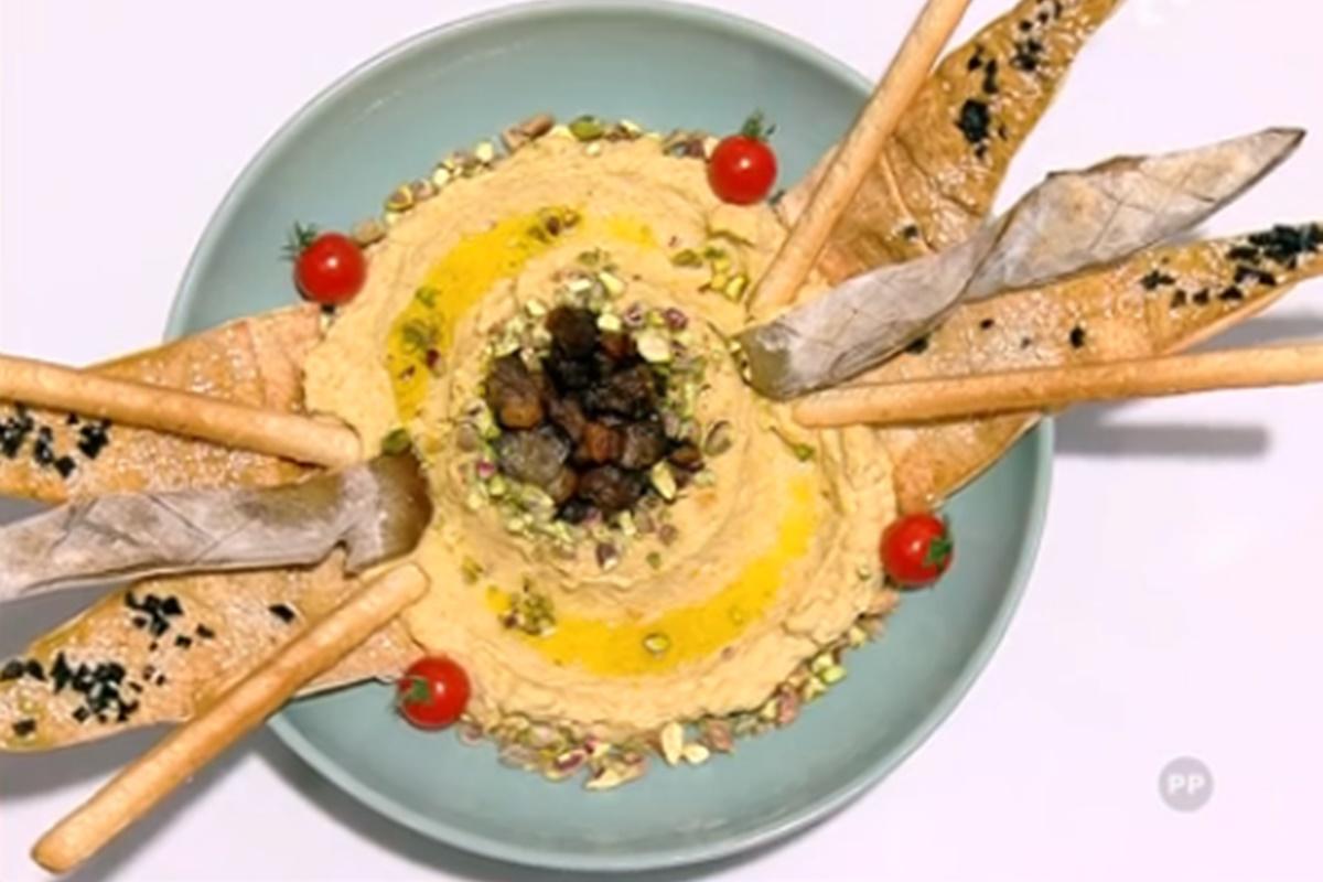 În lipsa lipiilor libaneze hummusul poate fi servit cu diferite aluaturi coapte și crocante