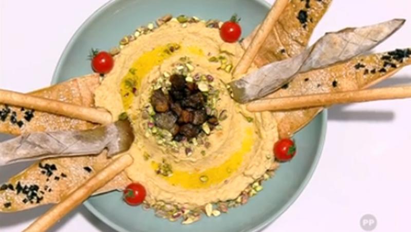 Hummus de năut cu castane și jumări din piept de rață, servit cu diverse crocănțele