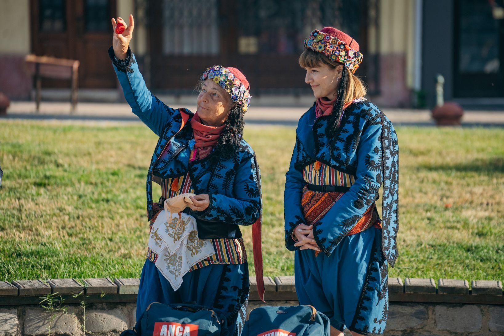 alexandra-ungureanu-mama-ei-cu-piatra-roșie-în-mână