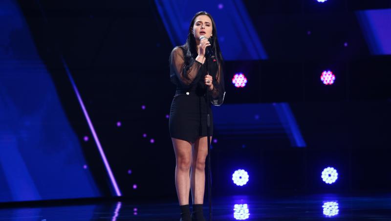 sofia cagno pe scena X Factor 2021 imbracata complet in negru