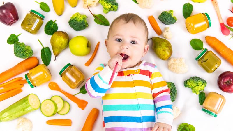 Când începi diversificarea mâncării pentru bebeluș, începe cu fructe și legume, apoi adaugă treptat și cereale.