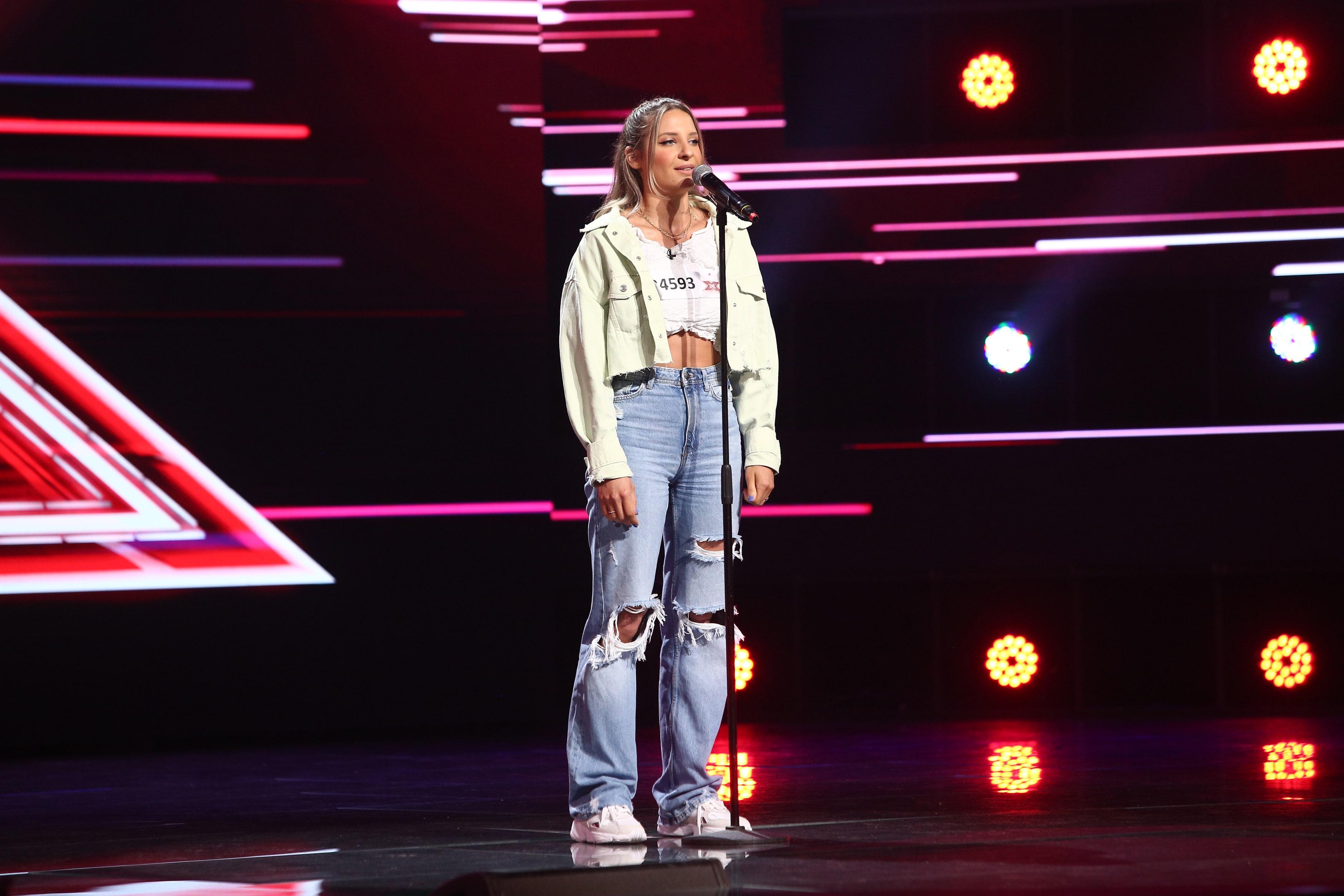 Raluca Oaida a cântat Figures la X Factor în sezonul 10