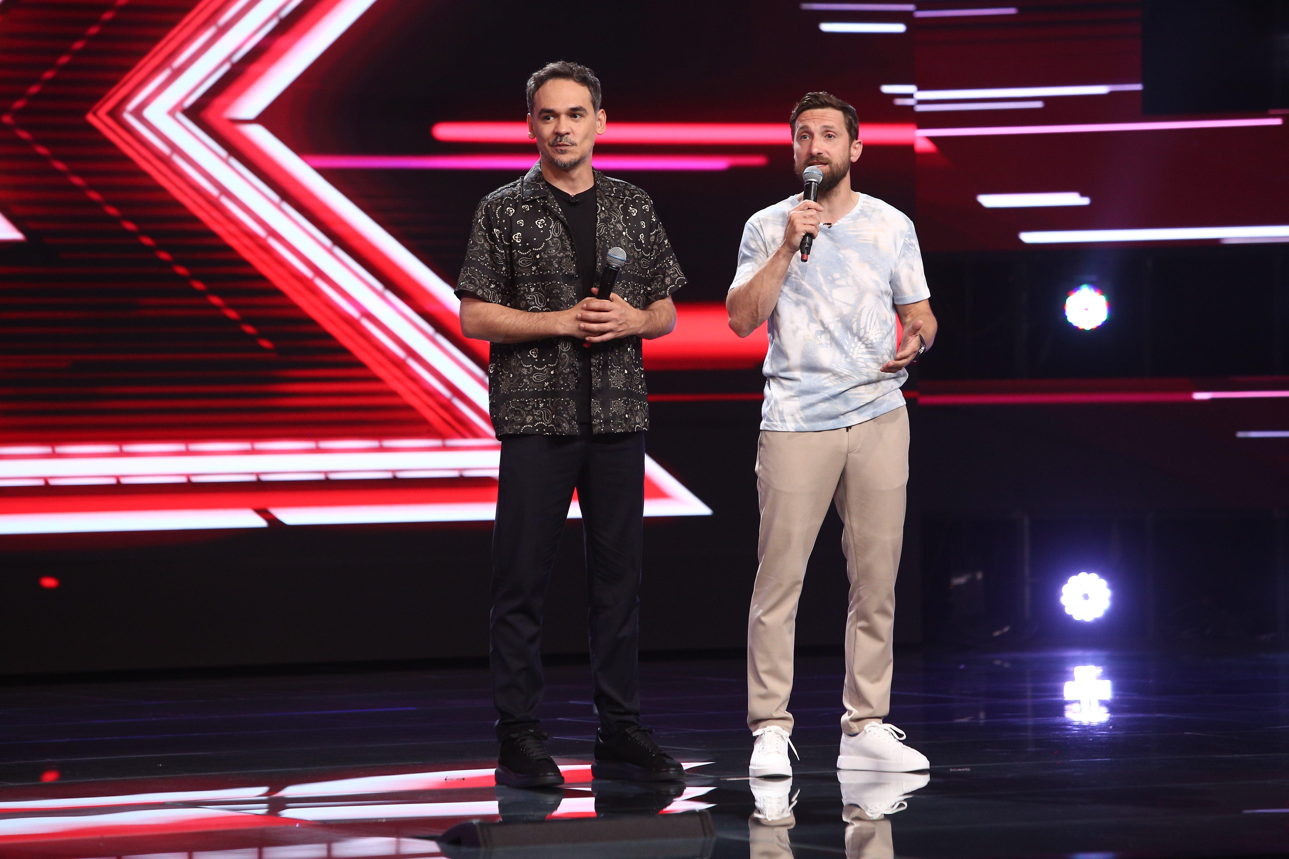 Prezentatorii Răzvan și Dani în prima ediție a sezonului 10 din X Factor