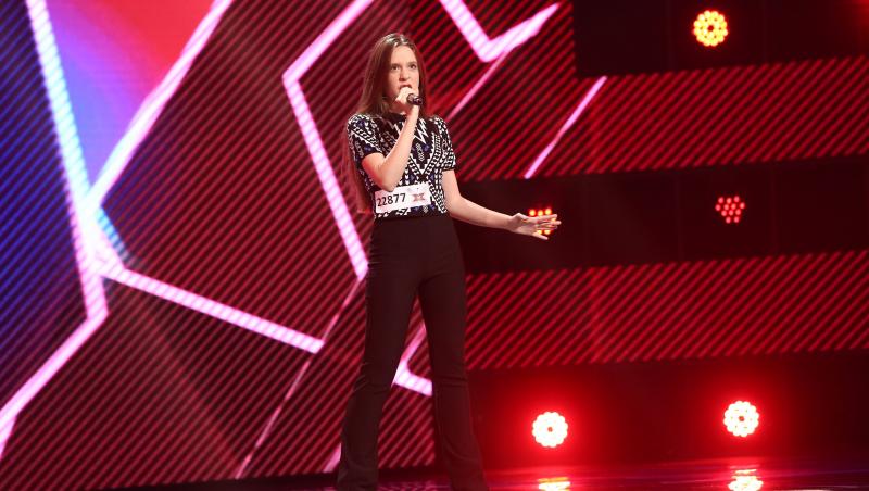 Jacqeueline Crăciun a convins publicul că merită să mai cânte la X Factor cu ajutorul piesei Scared to be lonely de la Dua Lipa
