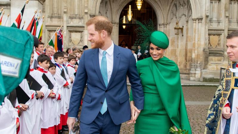 După ce Prințul Harry și Meghan Markle au criticat mai mulți membrii ai familiei regale, după decizia lui de acum 1 an de a renunța la privilegiile lor regale, acum Ducii de Sussex par că revin la sentimente mai bune.